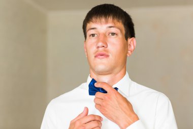 Eller dokunuşlar papyon bir takım elbise üzerinde mans