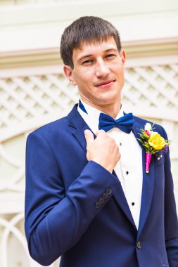 düğün günü bir parkta üzerinde damat portre