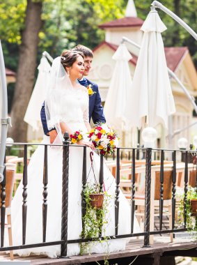 Romantik anlar açık havada zevk genç Düğün çifti