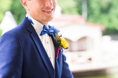 düğün günü bir parkta üzerinde gülümseyen damat