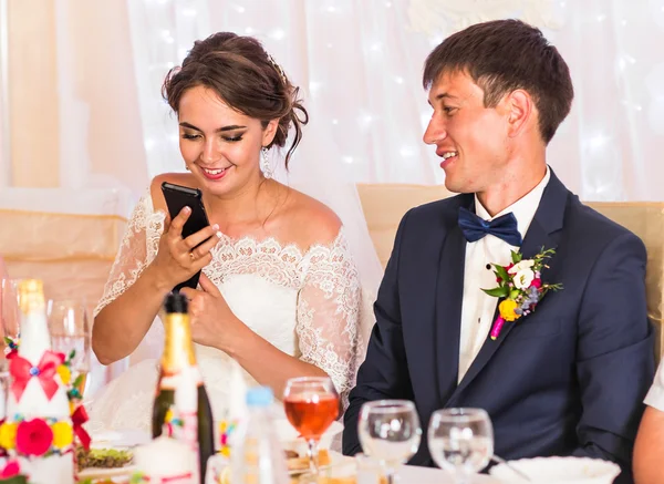 Portret van gelukkige bruid houden van mobiele telefoon — Stockfoto