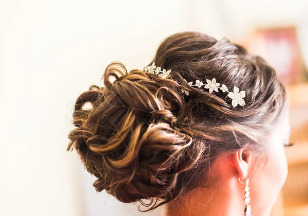 Vackra brud med mode bröllop frisyr — Stockfoto