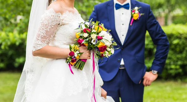 Noiva e noivo em seu dia de casamento — Fotografia de Stock