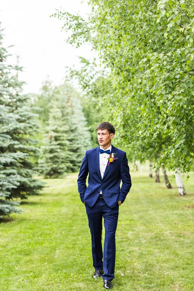 Portrait de marié sur un parc le jour du mariage — Photo