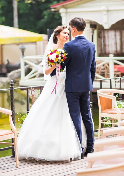 Mladá Svatební pár, se těší romantické okamžiky venku — Stock fotografie