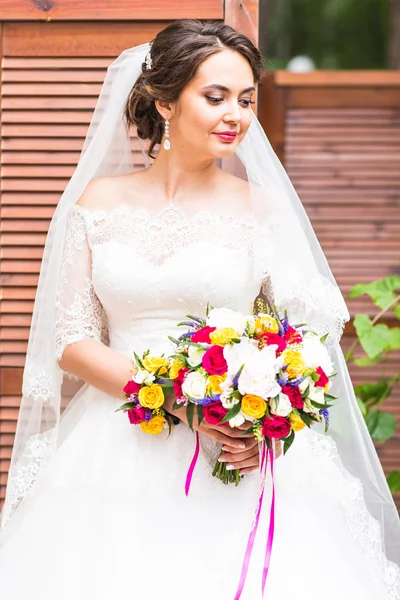 Krásnou kytici v rukou nevěsta — Stock fotografie