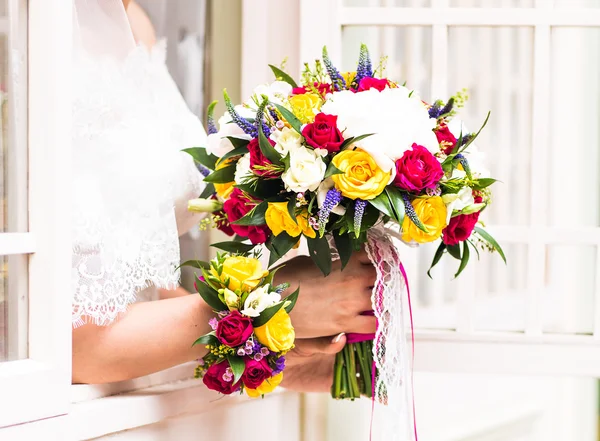 美丽的花束，在新娘的手中 — 图库照片
