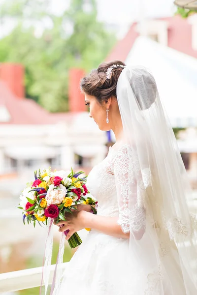 Vacker bukett i händerna på bruden — Stockfoto