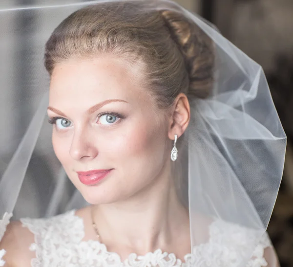 Hermosa novia con peinado de boda de moda. Primer plano retrato de joven novia hermosa . — Foto de Stock