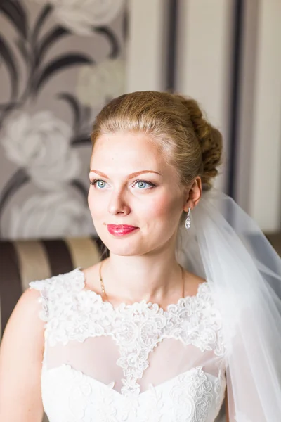 Bela noiva com penteado de casamento de moda. Retrato de close-up de noiva linda jovem . — Fotografia de Stock