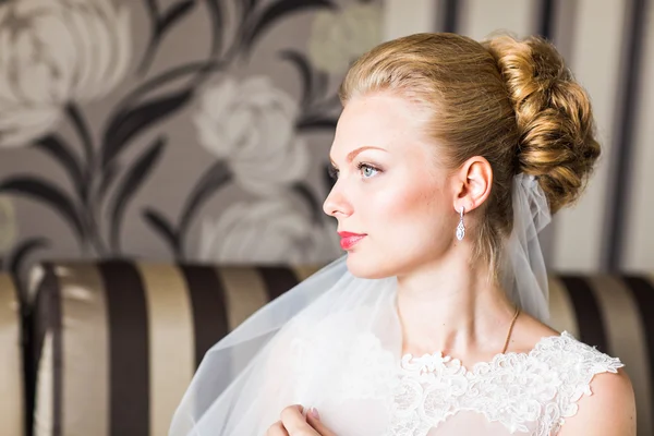 Vackra brud med mode bröllop frisyr. Närbild porträtt av ung vacker brud. — Stockfoto