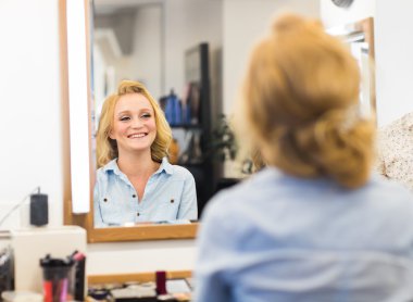 Bir düğün öncesi gelin saç stilisti yapar