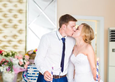 şık muhteşem mutlu gelin ve Damat Düğün resepsiyonunda öpüşme duygusal neşeli anlar