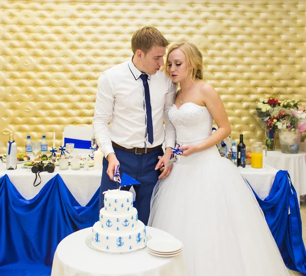 Bruden och brudgummen skära deras bröllopstårta — Stockfoto