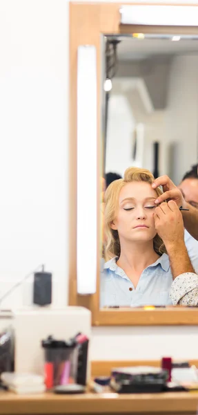 Cabeleireiro faz a noiva antes de um casamento — Fotografia de Stock