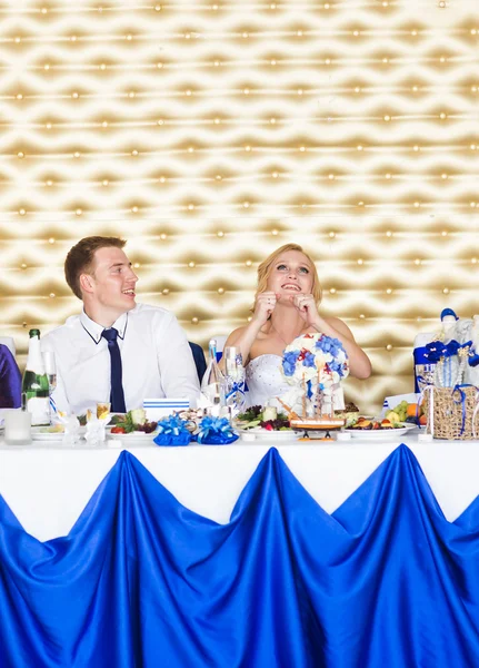 Emocional belo casal recém-casado sorrindo na recepção do casamento — Fotografia de Stock