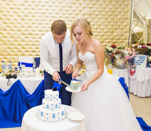 Bruid en bruidegom is snijden hun bruidstaart — Stockfoto