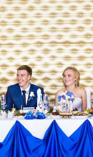 Emocjonalne piękne newlywed para uśmiechający się na przyjęcie weselne — Zdjęcie stockowe