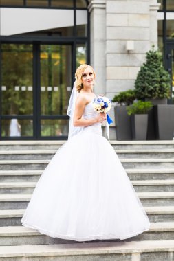 Düğün için. Buketli güzel gelin