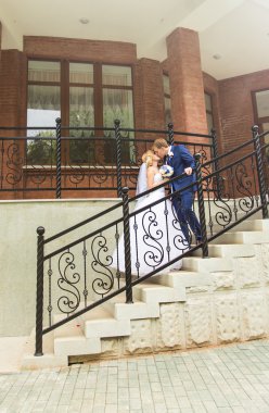 Yakışıklı damat öpüşme güzel gelin