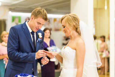 Düğünde gelinin parmağına yüzük kaymasını damat