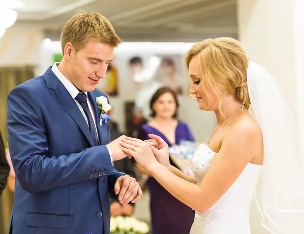 Anel de escorregamento de noiva em dedo de noivo em casamento — Fotografia de Stock