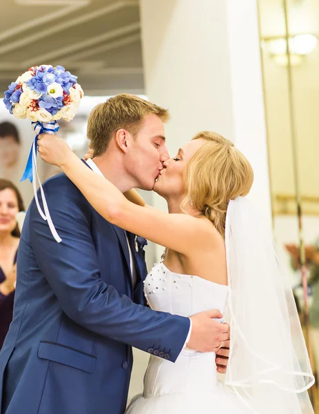 Elegáns, gyönyörű, boldog menyasszony és a vőlegény: esküvői fogadás, csók érzelmi színfoltnak — Stock Fotó