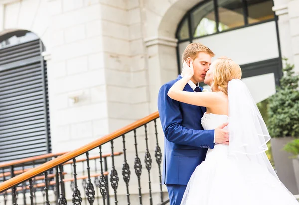 Csók a szabadban a gyönyörű menyasszony vőlegény jóképű — Stock Fotó