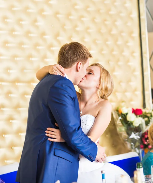 Snygga underbara lyckliga brudparet kysser på bröllopsfest, känslomässiga glada ögonblick — Stockfoto