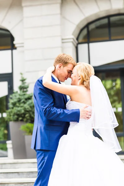Csók a szabadban a gyönyörű menyasszony vőlegény jóképű — Stock Fotó