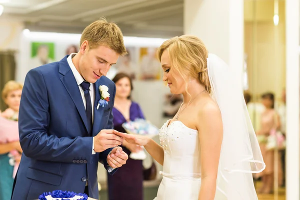 Anillo deslizante de novio en el dedo de la novia en la boda — Foto de Stock