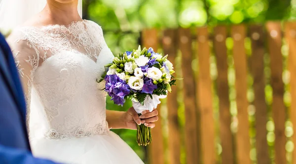 Mooie bruiloft boeket in handen van de close-up van de bruid — Stockfoto