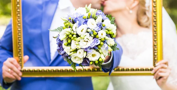 Vackra bröllop bukett i händerna på bruden närbild — Stockfoto