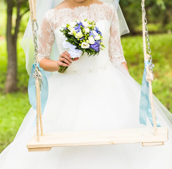 花嫁のクローズ アップの手で美しいウェディング ブーケ — ストック写真
