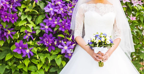 Schöner Brautstrauß in den Händen der Braut in Nahaufnahme — Stockfoto