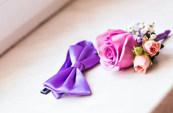 Мягкие женихи бутоньерка и галстук-бабочка — стоковое фото