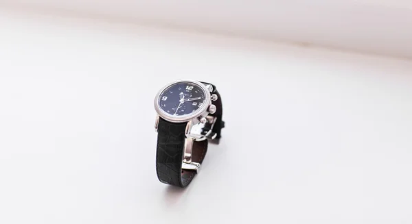 Primer plano de los relojes para hombre caros — Foto de Stock