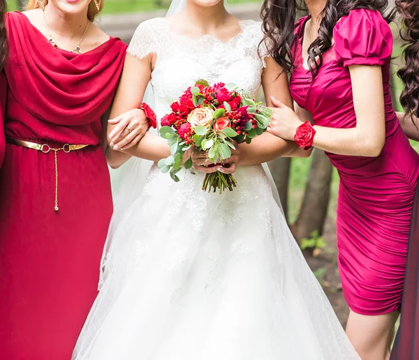 Primo piano di bouquet sposa e damigelle d'onore — Foto Stock