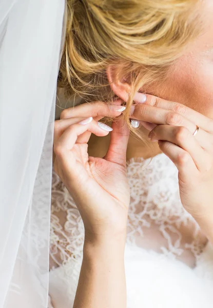 Vacker vacker brud att sätta på lyxiga örhängen — Stockfoto