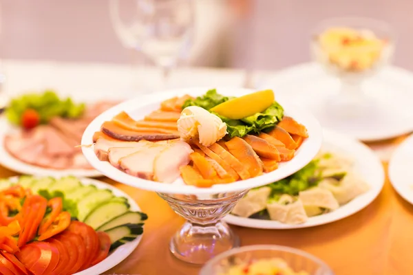 Peces surtidos en un plato —  Fotos de Stock