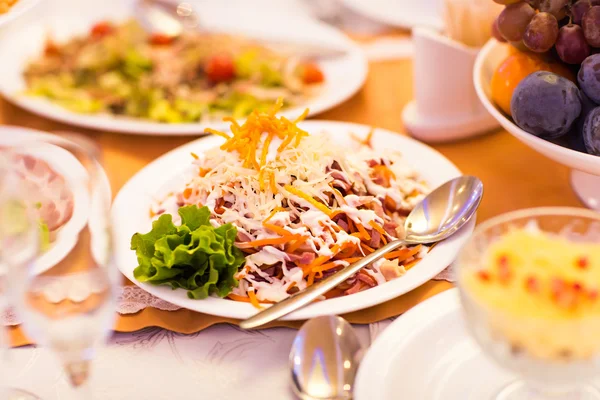 Salat mit Champignons und Schinken — Stockfoto