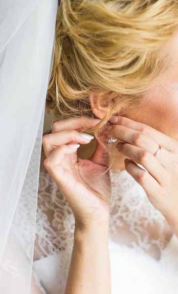 Vacker vacker brud att sätta på lyxiga örhängen — Stockfoto