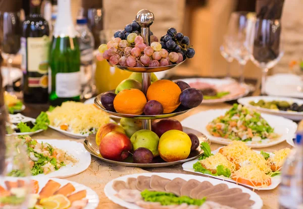 Gemengde vruchten op de feestelijke tafel — Stockfoto