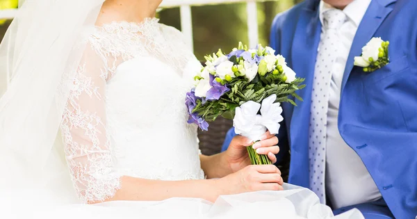 Vackra bröllop bukett i händerna på bruden närbild — Stockfoto