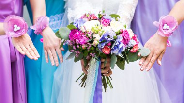 Gelin ve nedimeleri buket yakın çekim