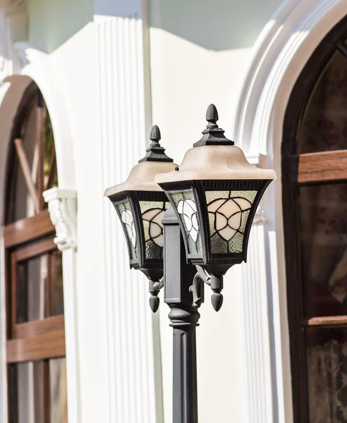 Lilla sol ljus, lyktor i blomma säng. Trädgård Design. Lampa — Stockfoto