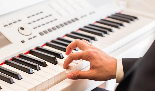 Manos de músico de cerca. Pianista tocando el piano eléctrico — Foto de Stock