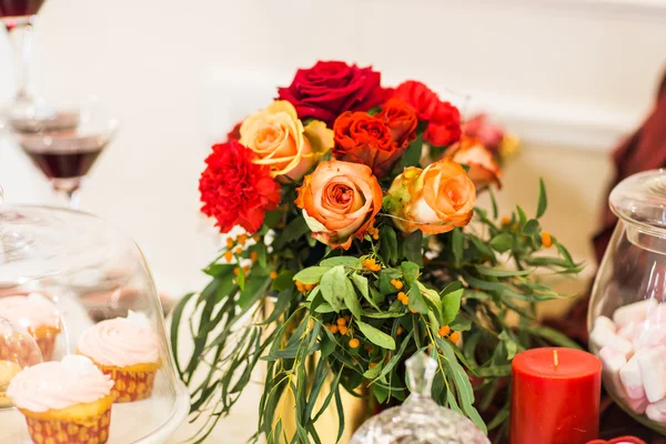 Цветочные украшения на праздничном столе . — стоковое фото