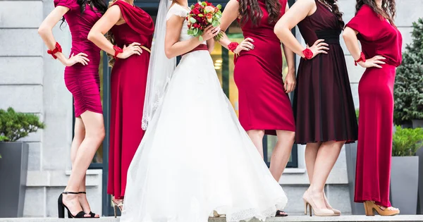 Sposa con damigelle all'aperto il giorno del matrimonio — Foto Stock