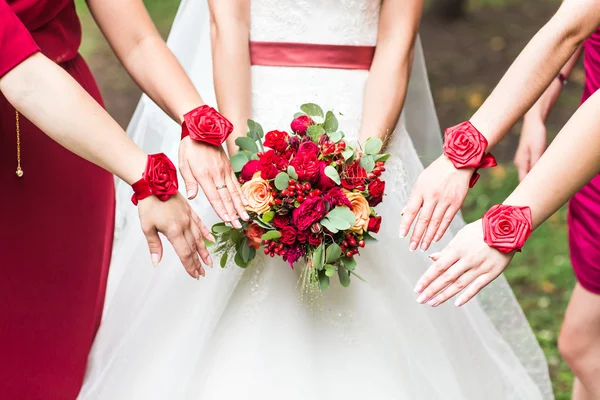 Close up van bruid en bruidsmeisjes boeket — Stockfoto